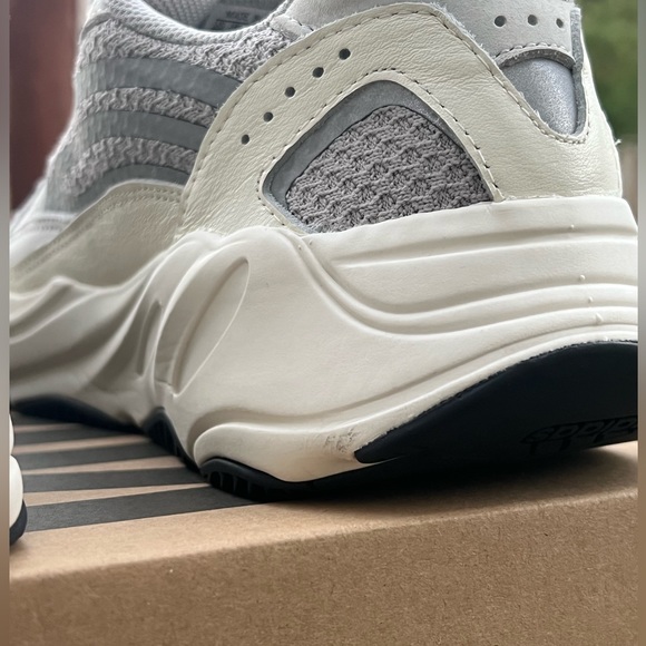 Adidas Yeezy 700 V2 Static - Picture 8 of 8